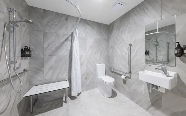 Hidden Lake Hotel and Apartments