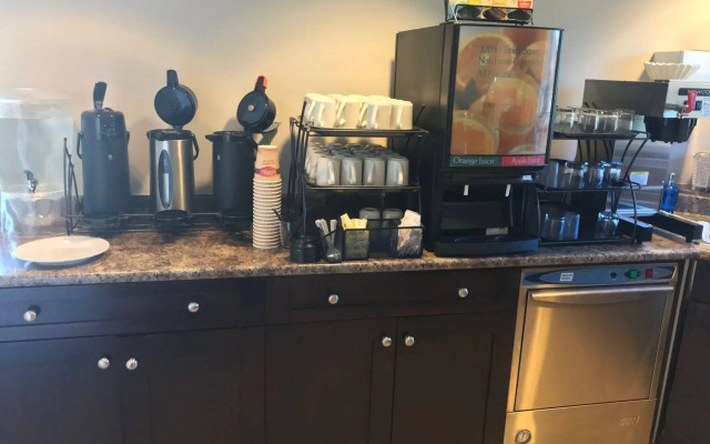 Riverland Inn & Suites