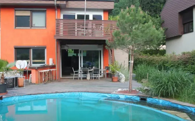 Haus mit Badeteich und Blick zum See