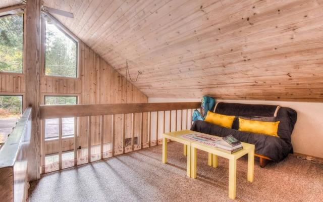 Relax at Rustic Tahoe Charm Minutes to Lake