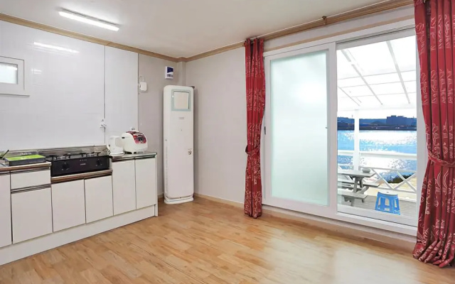 Anmyeondo Beach White House Pension
