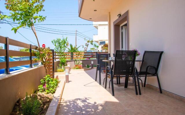 Beautiful, Brand New Apartment with Courtyard.