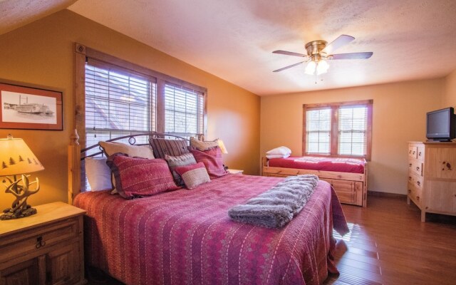 Lazy Time Lodge 4 Bedroom Cabin