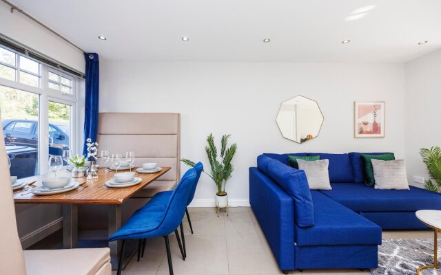 Large 4 Bed Townhouse in Uxbridge Sleeps 9