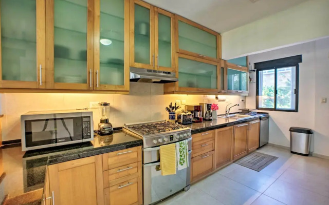 Updated Oceanside Townhome w/ Pool: Walk to Beach!