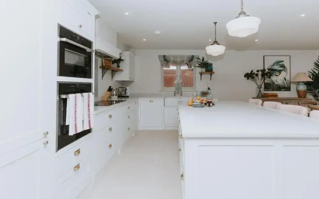 The Dragonfly - Central 2 Bedroom House