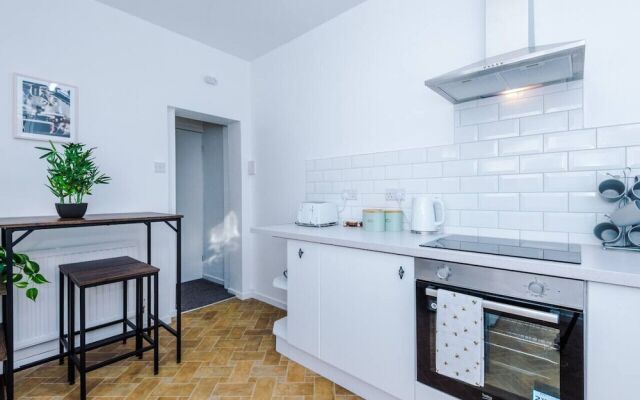 Comfy Four Bedroom House with parking