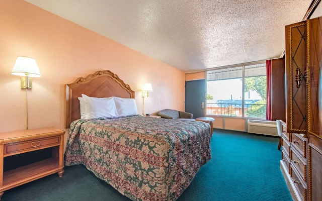 Castle Inn & Suites
