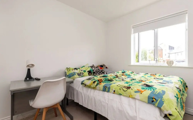 5 Bed House - Sleeps 9 - Pets - Garden - Parking