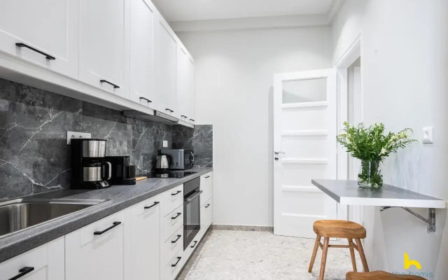 Contemporary 2-BDR APT near Kalimarmaro & Alsos Park!