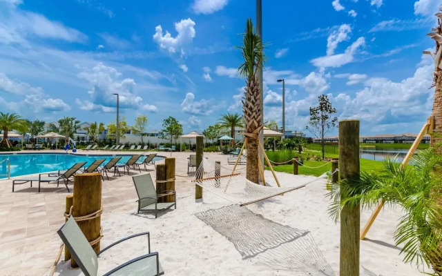 Modern Townhome W/private Pool & Free Water Park!