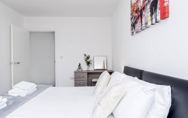 1-bed Apartment in Staines, Parking and Balcony