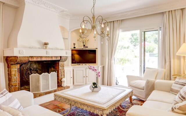 Lavish Villa in Mouans-sartoux With Sauna