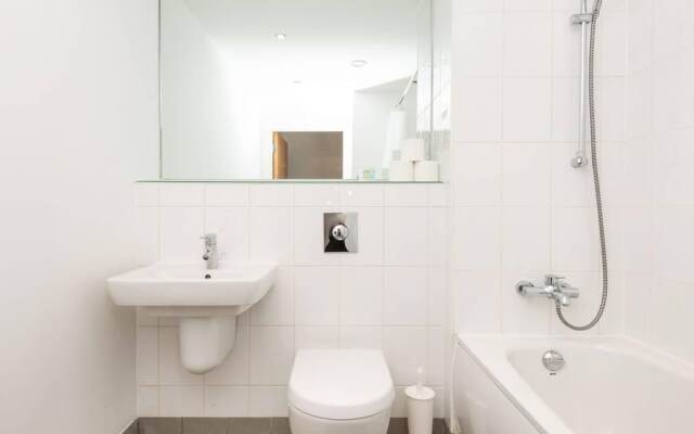 Stunning 2BR Waterside Apartment Close to Station
