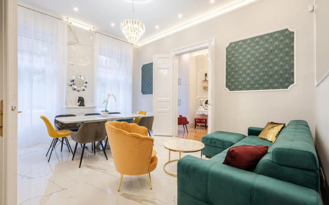 Premium Art Deco Apartment at Broadway // 4BDR & 3BR