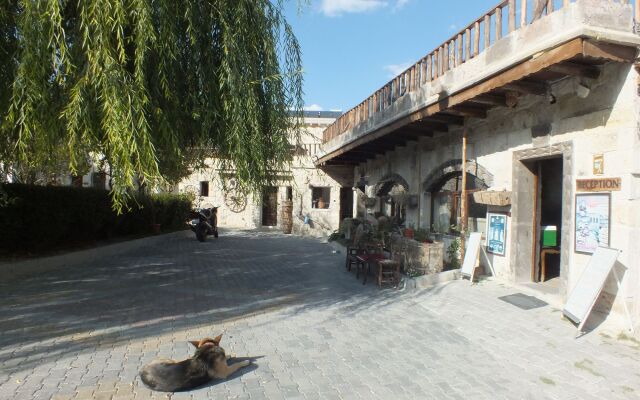 Holiday Cave Hotel