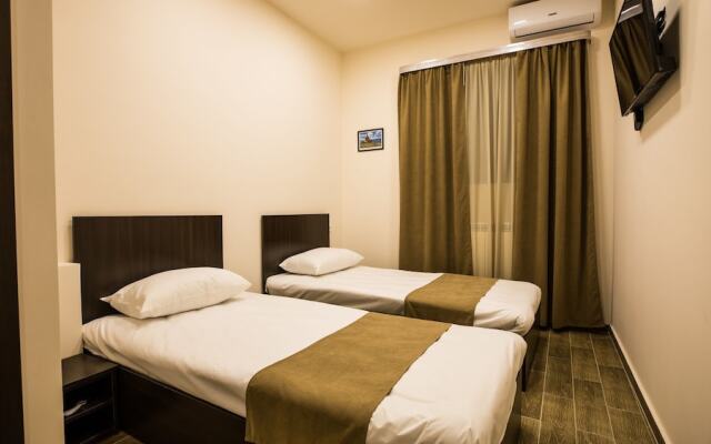 5 Rooms Mini-Hotel & Tours