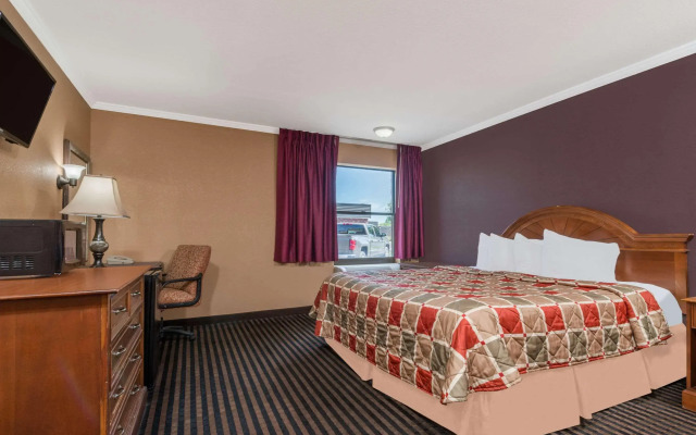 Days Inn by Wyndham Anderson IN