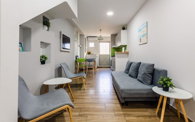 City-Sea Fusion, Elegant Gem Minutes from the Beach