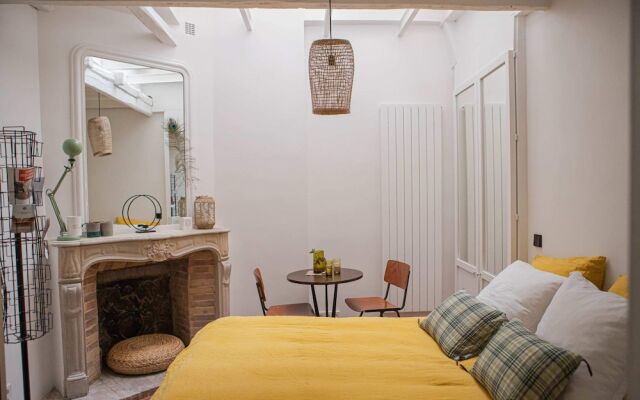 Cozy, Well Equipped Studio In Montmartre For 2