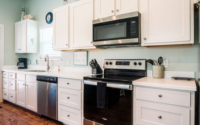 Turquoise Treehouse 2 Bedroom Home