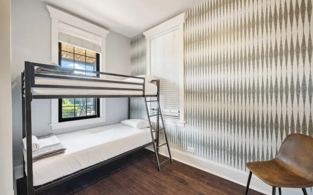 Wrigleyville Suites