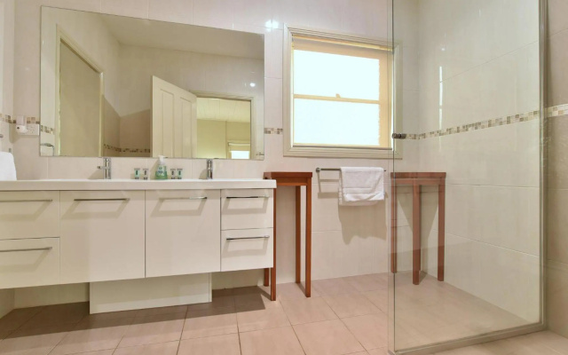 King I - you can honestly walk to Bimbadgen and Hope Estate concerts – Bathroom – Pokolbin