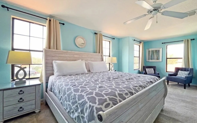 Hidden Gem 5 Bedroom Home by RedAwning