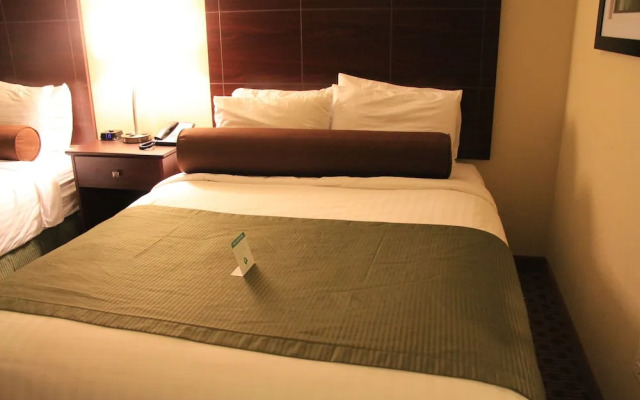 Castle Rock Inn & Suites