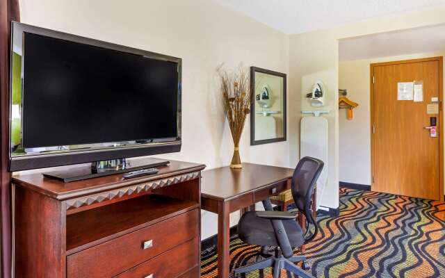 Econo Lodge Inn & Suites Oconto