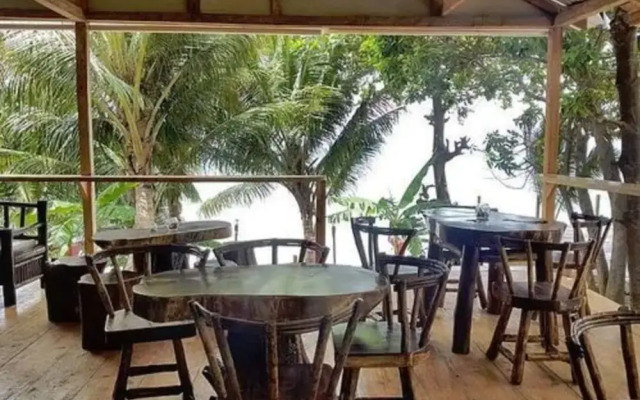 Las Palmeras Beachfront Hotel