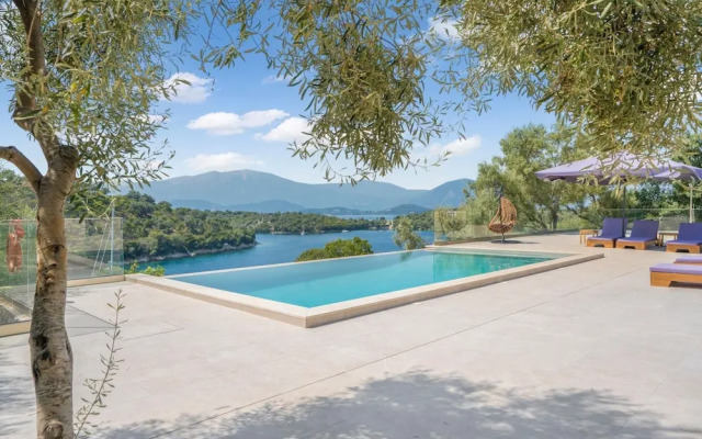 Villa Chriselia - 3 Bedrooms With Sea Access