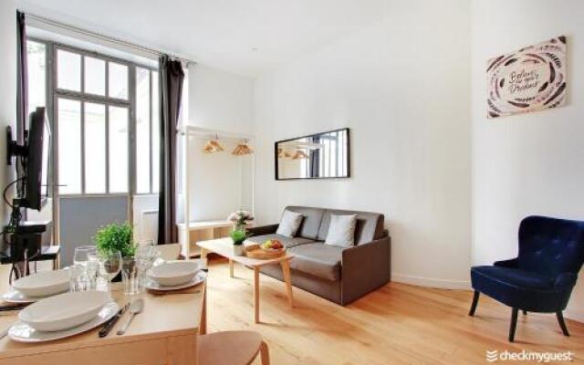 Cmg Place De La République / Magenta