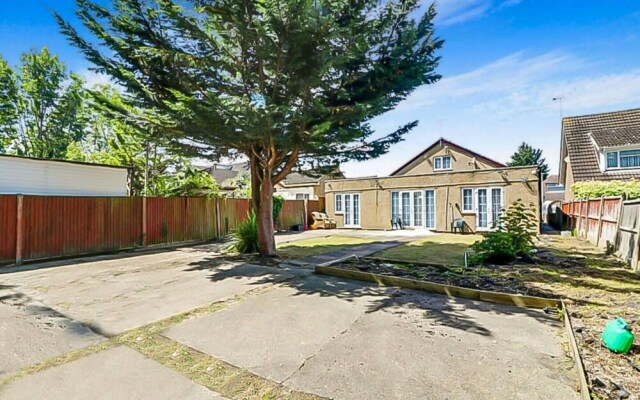 Stunning 7-bed Detached House in Luton With Parkin