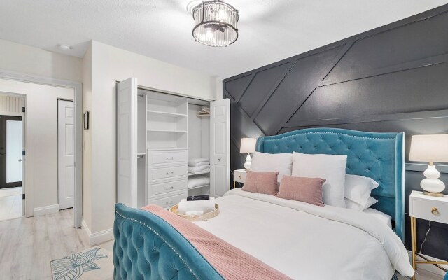 Coastal Retreat Stylish 4 BDR w/ Private Pool!