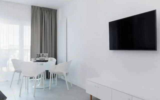 Aquamarina Prima Apartments by Renters
