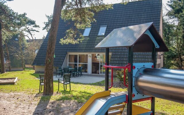 Detached Villa with Fireplace & 4 Bathrooms near Golf Course