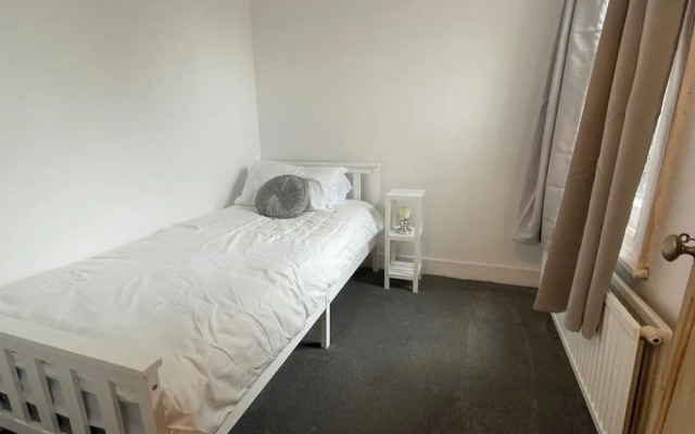 House - Sleeps 6 - Garden - Parking