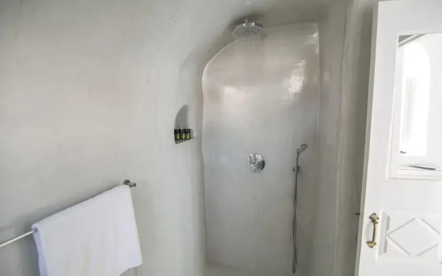 Morfi Cave House