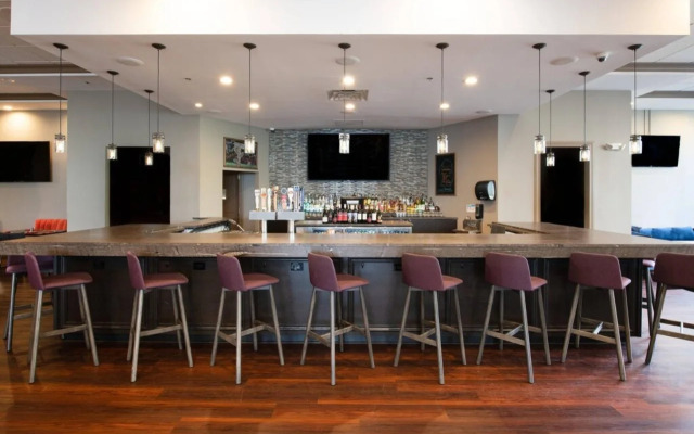 Skyline Hotel Detroit Airport, SureStay Collection by BW