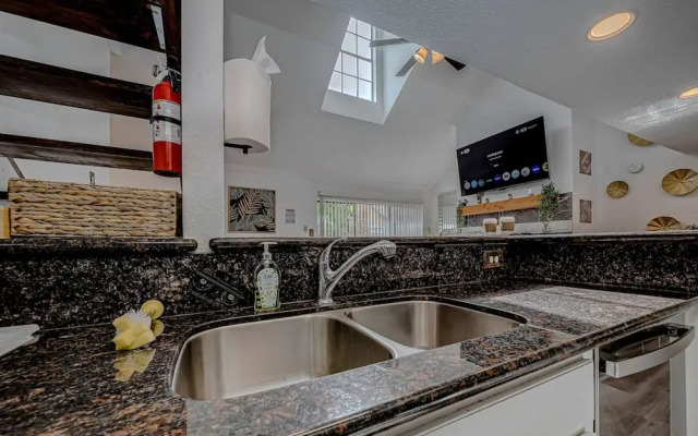 Upscale 1BR Condo in Med Center