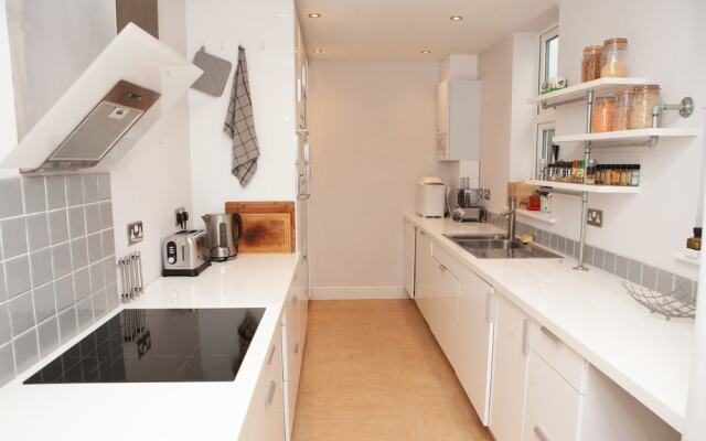 Charming 1 Bedroom House Close to City Centre