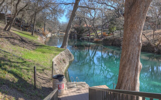 Luxury Riverfront Condo 1 BLK to Schlitterbahn!