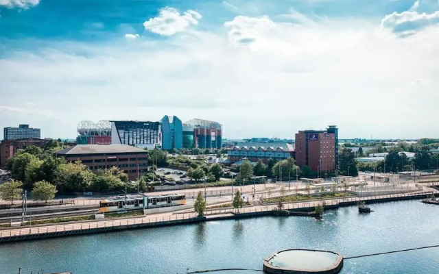 Lakeside - Central Apartment - Free Parking - Cinema Room