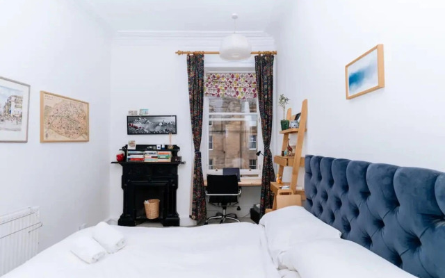 Spacious 3 Bedroom Flat in Edinburgh