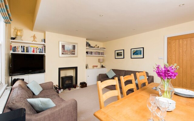 Spacious, Comfortable 2BR Fulham Maisonette