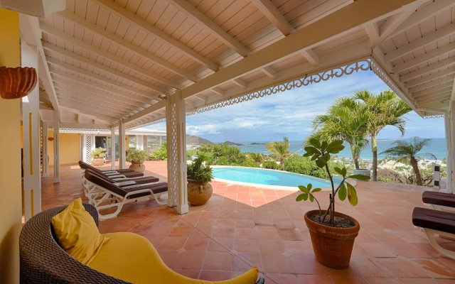 Stunning Orient Bay Ocean Views, Walk to the Beach! AC, Free Wifi, Swimming Pool