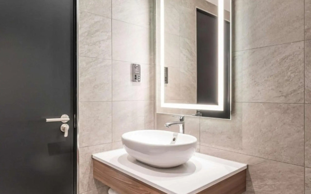 Radisson RED Hotel London Heathrow