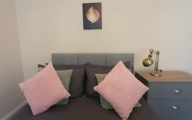 Room in Guest Room - Single Room in Coventry