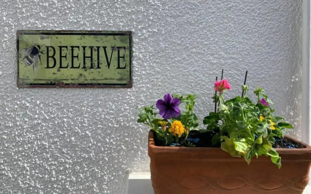 The Beehive - Self Contained Studio by The Sea